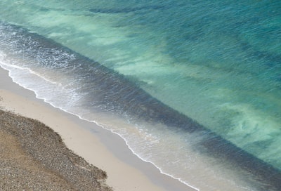 在白天的俯瞰海浪在岸上
